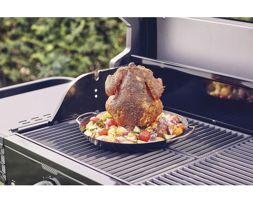 Gegrilde kip met groenten in een pan op een barbecue