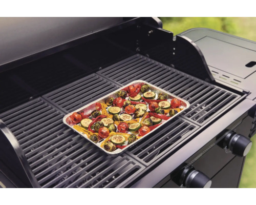 Barbecue met groenteschaal op het rooster