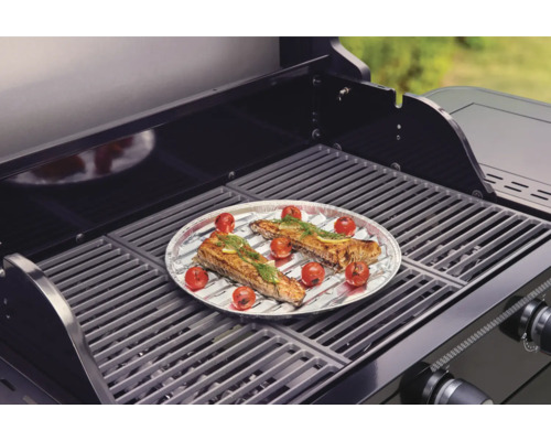 Barbecue met gegrilde etenswaren op aluminiumfolie