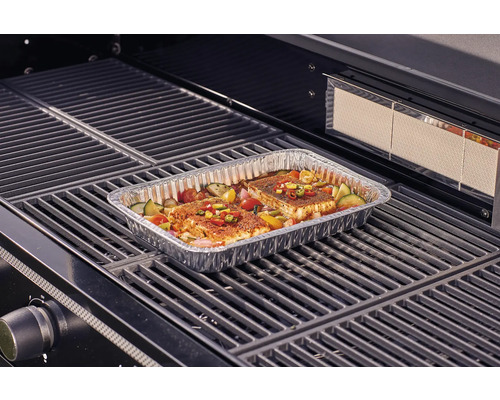 Barbecue met vis en groenten in een aluminium schaal op het grillrooster