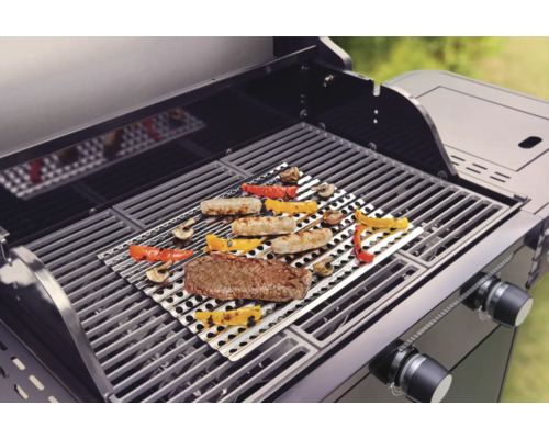 Barbecue met voedsel en barbecue beschermmat