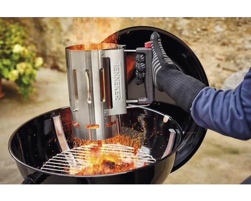 Barbecue aansteker boven een houtskoolbarbecue in actie