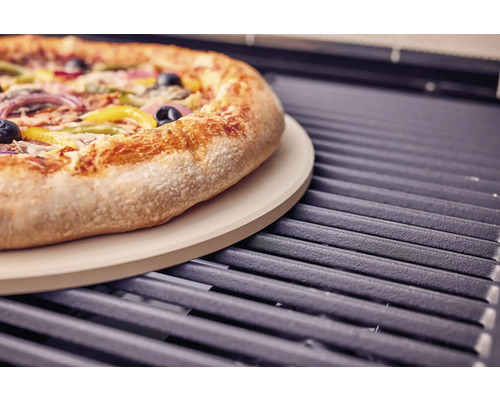 Pizza op pizzasteen op een grillrooster