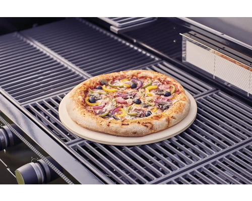 Pizza op pizzasteen op een barbecue