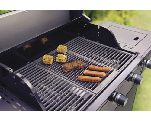 Gasbarbecue met mais, steak en worstjes op het grillrooster