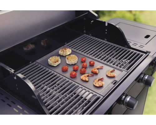 Barbecue met gegrilde ingrediënten zoals knoflook, tomaten en garnalen.