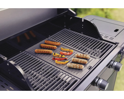 Gasbarbecue met worstjes en paprika op het grillrooster.