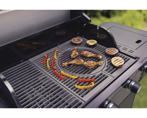 Barbecue met kippenpoten, uien en paprika''s op het rooster