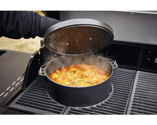 Braadpan met deksel op een grill met eten erin