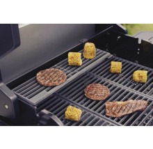 Barbecue met gegrilde gerechten zoals burgers, steak en mais