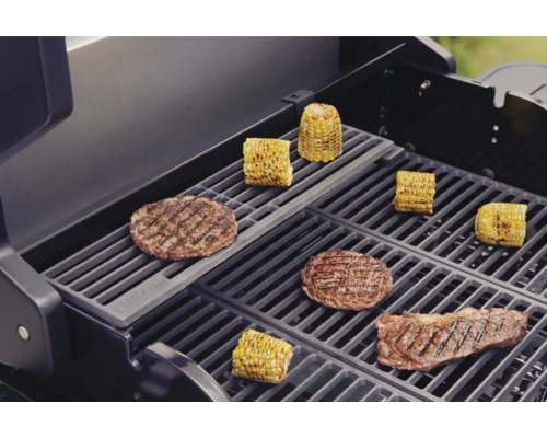 Barbecue met gegrilde gerechten zoals burgers, steak en mais