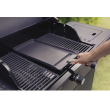 Barbecue met bakplaat in gebruik
