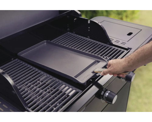 Barbecue met bakplaat in gebruik