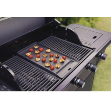 Barbecue met grillplaat en gegrilde tomaten