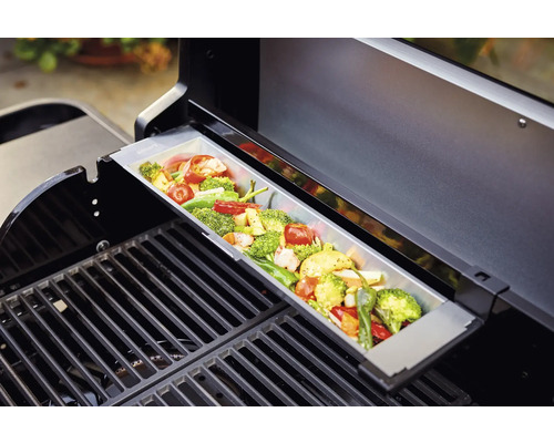 Groenten in een grillpan op een grillrooster