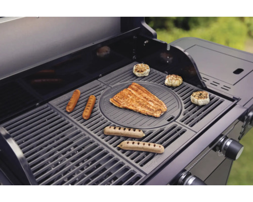 Een barbecue met worstjes, vis en knoflook om te grillen