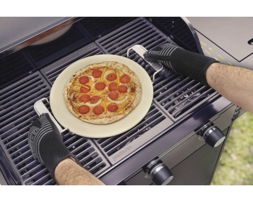 Pizza op pizzasteen wordt met grillhandschoenen op barbecue bereid.