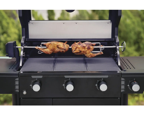 Barbecue met twee kippen aan een draaispit