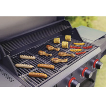 Barbecue met worstjes, mais, paprika en kippenpoten