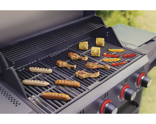 Barbecue met worstjes, mais, paprika en kippenpoten