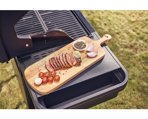 Barbecue met houten plank, gegrild vlees, tomaten, knoflook, uien en kruiden