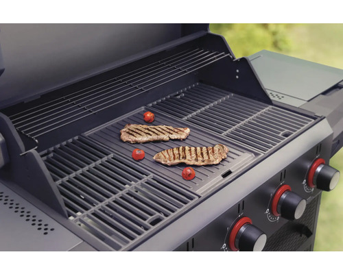 Gasbarbecue met gegrild vlees en tomaten op het rooster