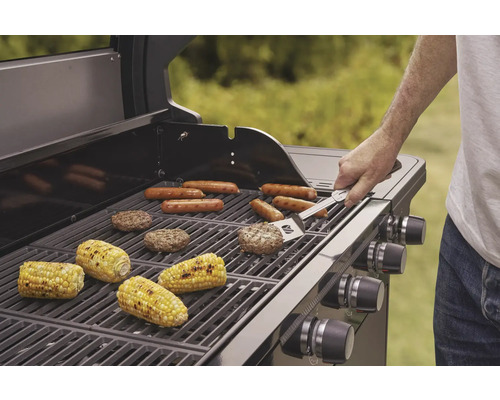Gasbarbecue met worstjes, maiskolven en hamburgerpasteitjes op het grillrooster