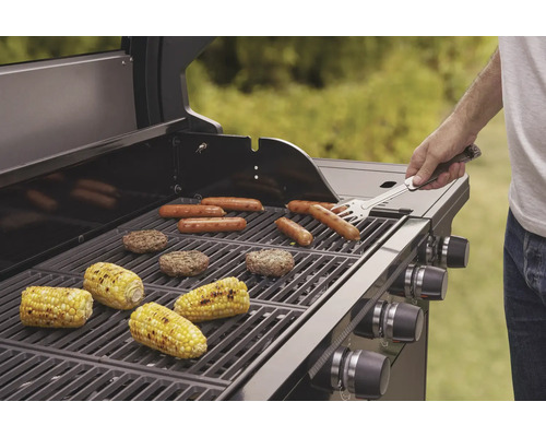 Barbecue met worstjes, hamburgers en maïskolven op het grillrooster