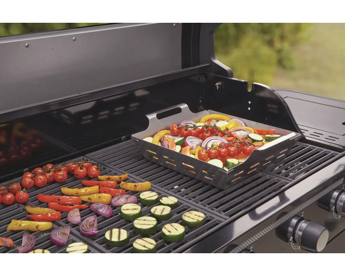 Groenten op een barbecue met grillpan en rooster