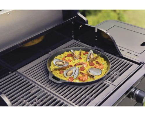 Paella met zeevruchten bereid op een barbecue.
