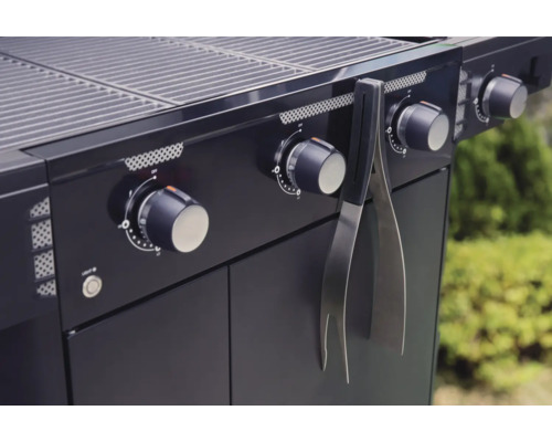 Gedetailleerd beeld van een gasbarbecue met een barbecue tang