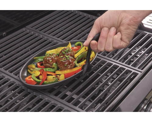 Grillrooster met bord met gehaktballetjes en groenten en een grilltang