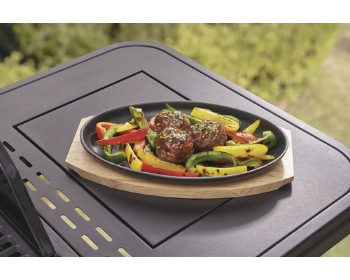 Gehaktballetjes met paprika en courgette op een serveerschaal op een barbecue