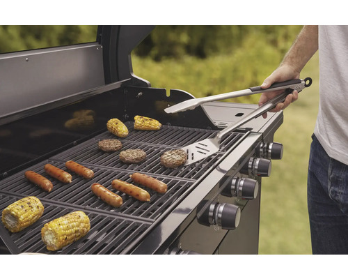 Barbecue met maiskolven, braadworsten en burgers in de buitenlucht