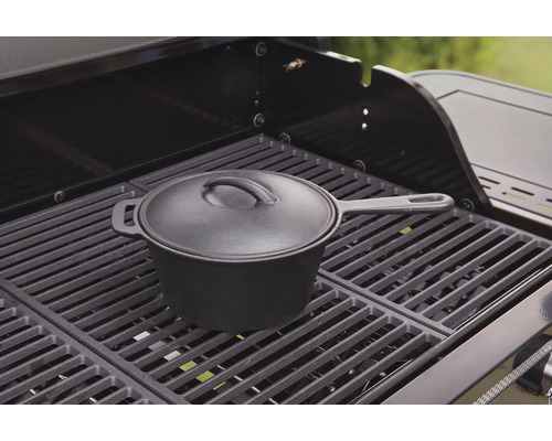 Gietijzeren pan met deksel op een grillrooster