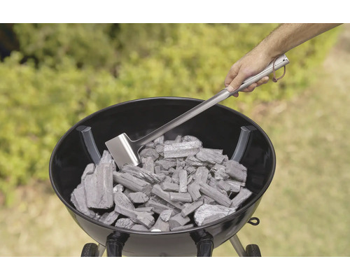 Barbecue met houtskool en kolenschep