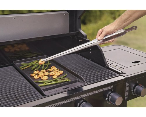Barbecue met grillplaat, garnalen, asperges en grilltang