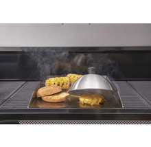 Barbecuescène met burger, maïskolven en grillklok op barbecueplaat
