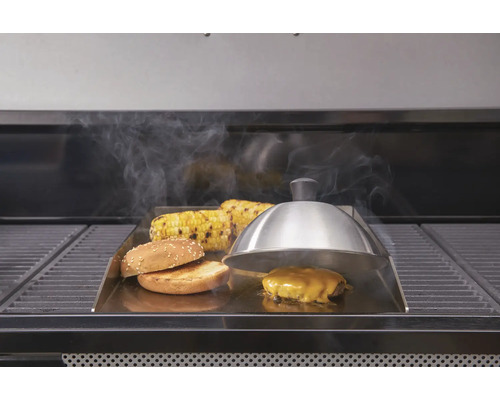 Barbecuescène met burger, maïskolven en grillklok op barbecueplaat