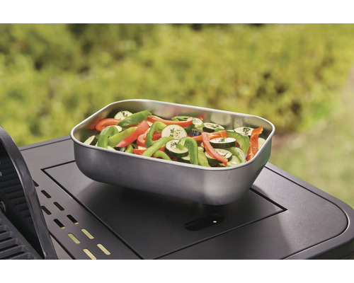 Groenten in een grillpan op een barbecue