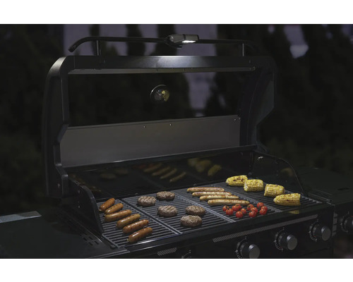 Barbecue met worstjes, burgers, mais en tomaten op het grillrooster