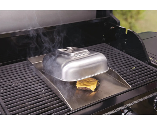 Barbecue met grillplaat, hamburger, kaas en afdekhoes
