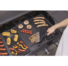 Barbecue met worstjes, groenten en grillplaat