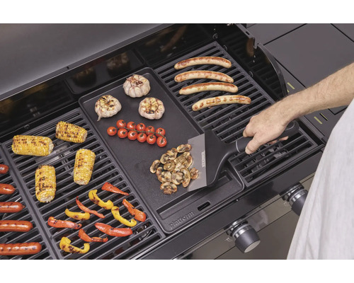 Barbecue met worstjes, groenten en grillplaat