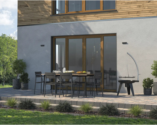 Buitenscène met terras, tuintafel, stoelen en barbecue