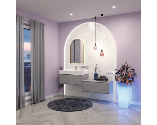 Moderne badkamer met wastafelonderkast, spiegel, verlichting en decoratieve elementen voor een stijlvolle sfeer