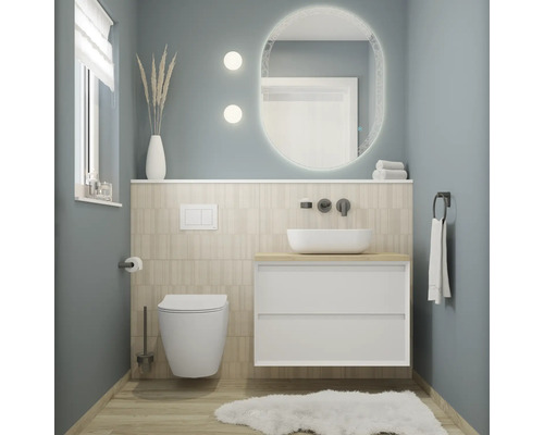 Moderne badkamer met toilet, wastafel, spiegel en handdoeken