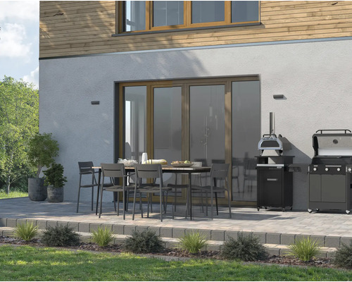 Terras met eettafel, stoelen, pizzaoven en barbecue