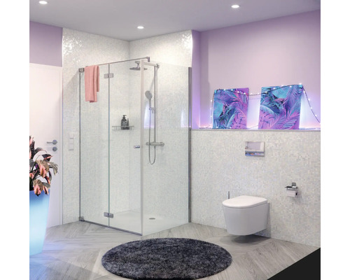 Moderne badkamer met douchecabine, toilet en rond vloerkleed