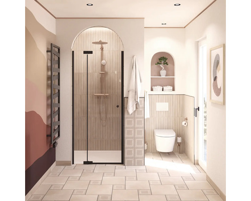 Badkamer met douche, toilet en radiator